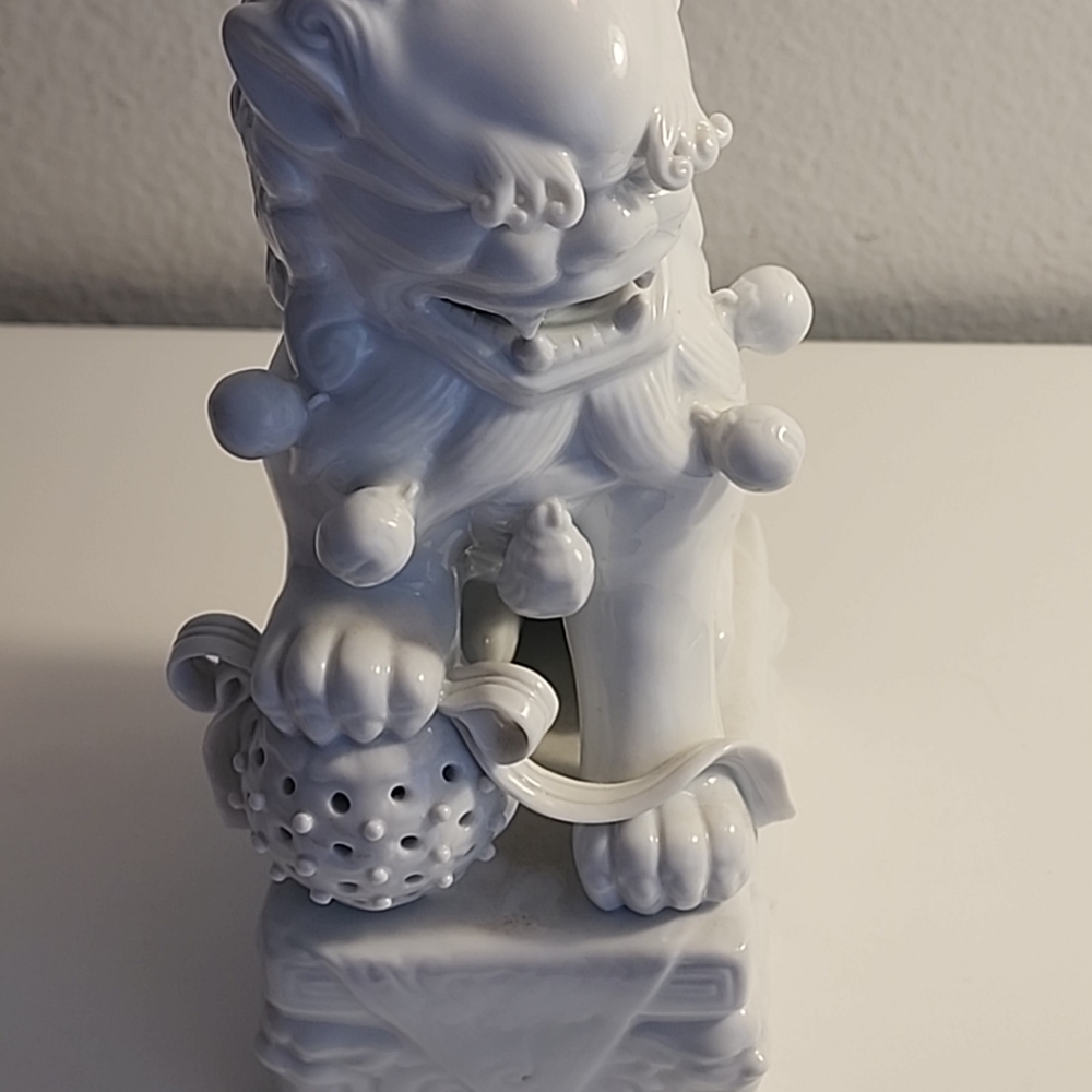 Medium Size Pair of Spectacular All White Vintage/Antique Foo Dogs. - Picture 10 of 15